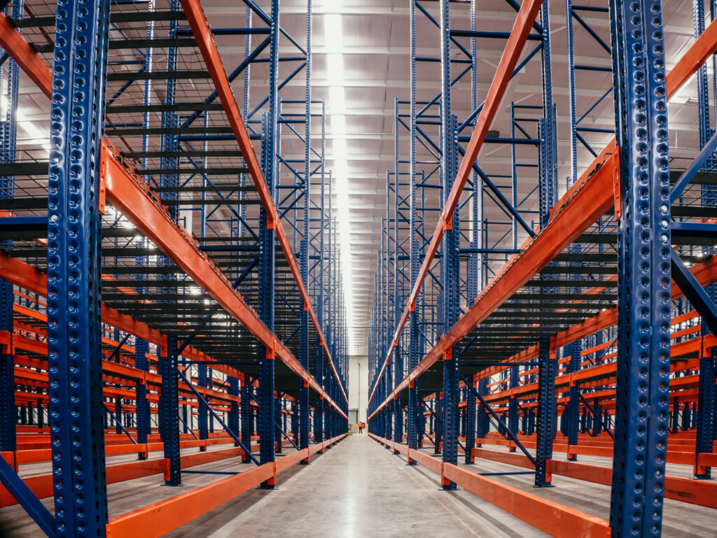 La distribucion de zonas en el almacen siguiendo la secuencia logica del flujo de materiales