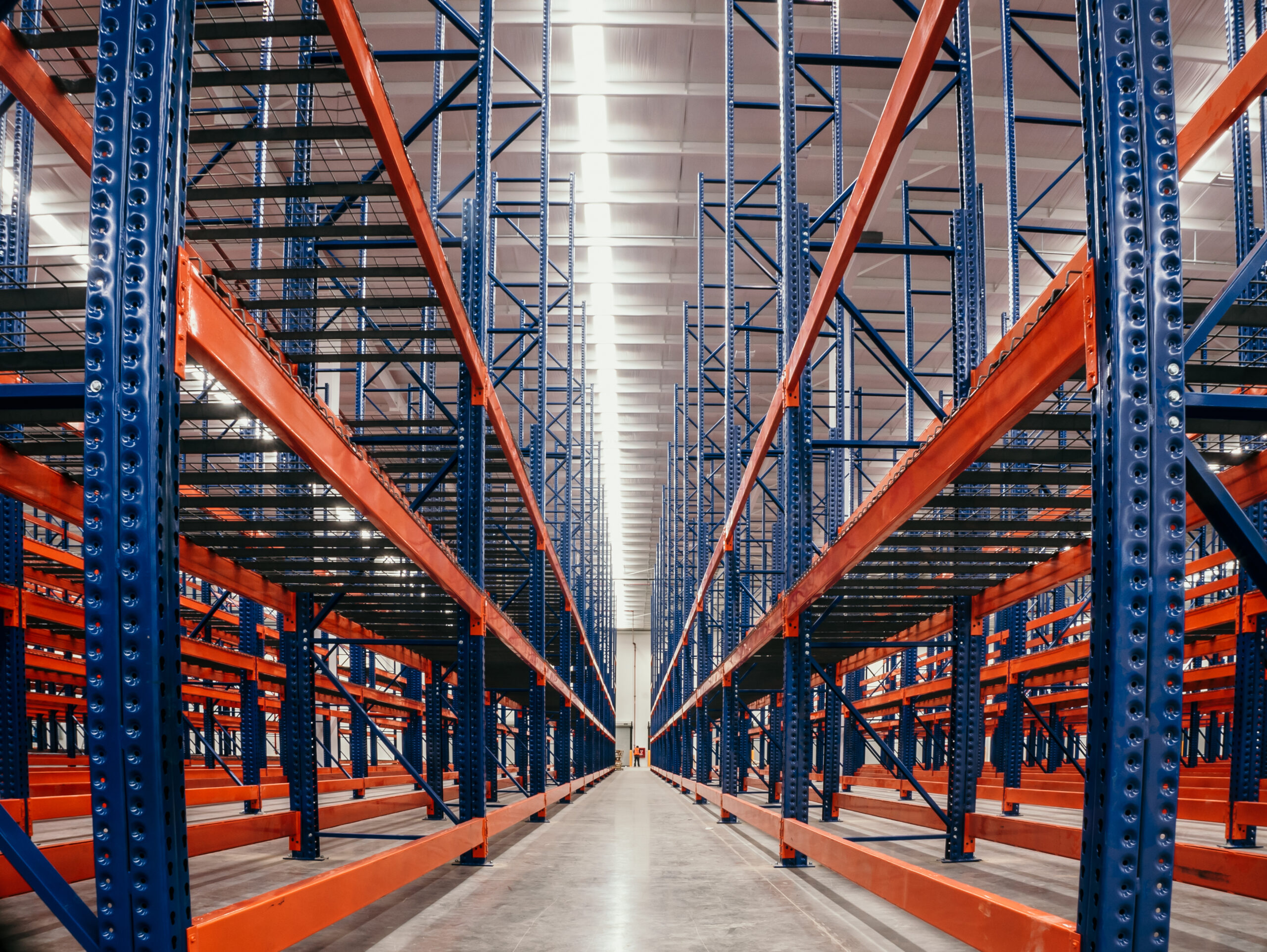 La distribucion de zonas en el almacen siguiendo la secuencia logica del flujo de materiales